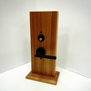 Poignée de porte noire de style industriel avec cylindre de serrure, ensemble de leviers métalliques robustes pour portes d'entrée de bureaux et commerces - Product Image 1