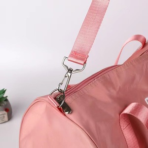 Bolsas de viaje deportivas impermeables de PVC personalizadas CCH, modernas, para exteriores, a la moda, de gran capacidad, de mano y de un solo hombro. - Product Image 2