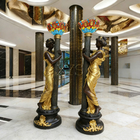 Lampe sur pied en bronze coulé doré, style classique européen, sur mesure, pour cour de villa, avec sculpture de femme, paire de statues