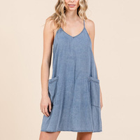 Nouvelle Robe Courte Tendance d'Été pour Femme, Col en V Ample, en Denim Délavé, Bretelles Fines, Coupe Oversize, Poches Plaquées Unies, Personnalisable en Usine