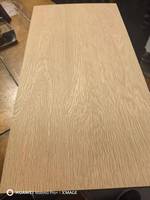 Planche en bois de chêne blanc sur mesure, épaisse, design stable, décorative, avec des reflets de rayures.