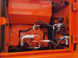 Excavatrice Doosan DH220 d'occasion à vendre, système hydraulique compact d'origine, machine prête à travailler, moteur incliné, boîte de vitesses - Product Image 6