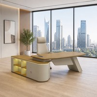 Bureau de direction moderne avec pieds en métal, plateau en MDF E1 thermoformé, barre lumineuse LED et boîte à câbles avec serrure à code.