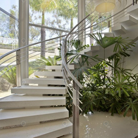 Zeitgenössisches Luxus-Treppensystem mit Holzstufen, Steinstufen und Gebogener Treppe