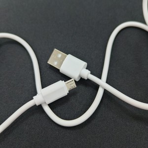 Cable de carga micro-USB blanco de 1,5 m Chaqueta de cobre puro y PVC para teléfonos Android y bancos de energía - Product Image 3