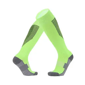 Chaussettes de football à fond de serviette tube long Absorption d'humidité bas de sport antidérapants chaussettes de football rayées sur le genou pour enfants