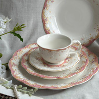 Service de vaisselle en porcelaine rose à motifs floraux baroques en relief, tasses à café et assiettes en céramique pour mariage