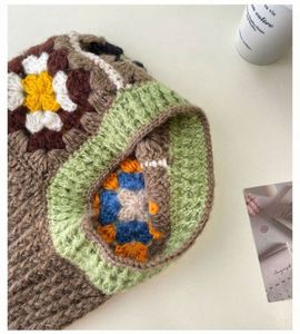 Gorro de invierno unisex de punto con flores, gorro de ganchillo floral hecho a mano, pasamontañas de alta calidad para playa y negocios. - Product Image 4