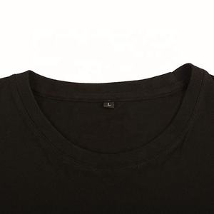Camiseta negra personalizada con estampado de logotipo dorado para hombre - Product Image 6