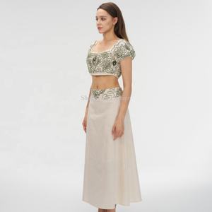 Ensemble haut court et jupe en lin brodé floral avec logo personnalisé pour femme, fabriqué par un fabricant OEM - Product Image 2