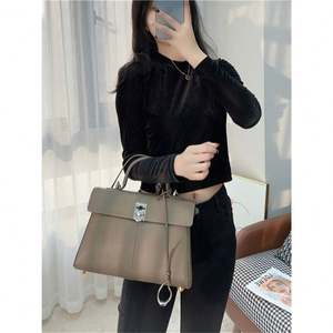 Bolso de Diseño Exclusivo con Hebilla Dorada, Bolso Vintage de Cuero Vacuno de Alta Calidad, Bolso Bandolera - Product Image 5