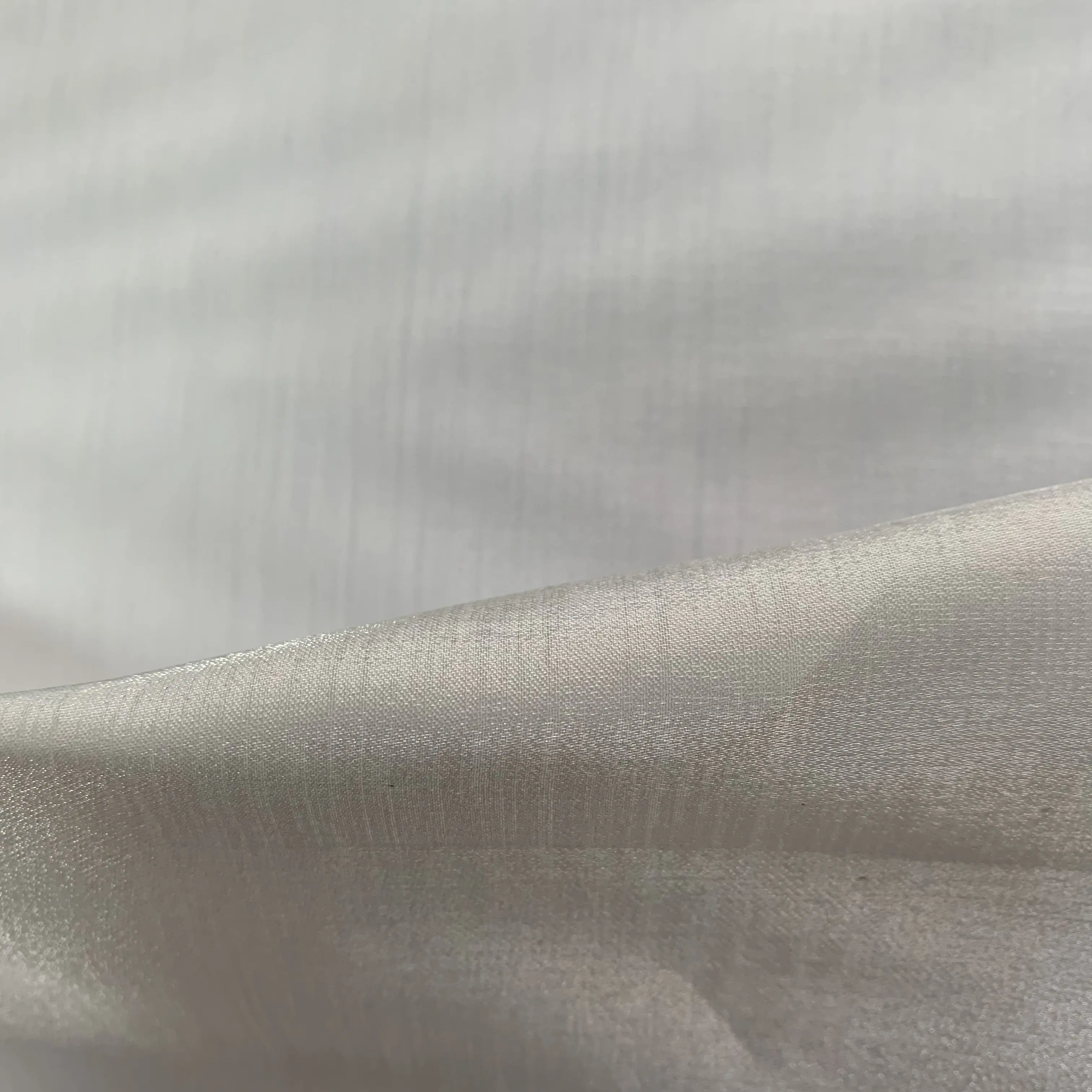 Tissu brillant de revêtement Doris en polyester 100% de haute qualité pour robe/accessoires