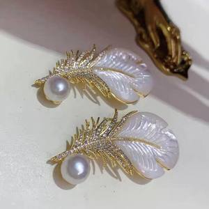 Broche de Perlas de Agua Dulce Naturales de 7-8 mm, Color Blanco, con Incrustaciones de Circonio, Diseño de Pluma Fresca, Patrón Único de Ostra Natural - Product Image 3