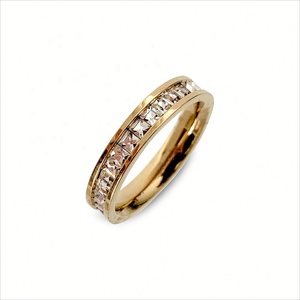 แหวนวงสี่เหลี่ยมประดับเพชร CZ ดีไซน์ทันสมัยจาก ZYO Custom Jewelry ผลิตจากสแตนเลสสตีล 316L ชุบทอง เหมาะสำหรับผู้หญิงและผู้ชาย - Product Image 1