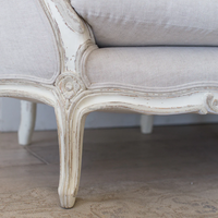 Ensemble de canapés Chesterfield Seraphine en lin gris et bois Gesso avec finition nacré pour salon, meubles de maison