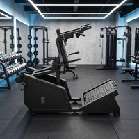 Appareil de musculation commercial Xinrui pour squats ciblant les quadriceps (avant de la cuisse) et les fessiers.