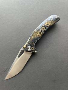 Couteau de poche EDC pour homme, lame en acier VG10, manche en titane TC4, gravure <span class=keywords><strong>poisson</strong></span> Koi, roulement en céramique, finition satinée, pointe tombante, fait main - Product Image 3