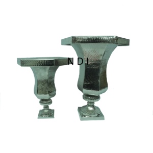 Ensemble de 2 vases à fleurs de finition nickelée Design martelé Décoration intérieure et extérieure Vase en métal de qualité supérieure - Product Image 1