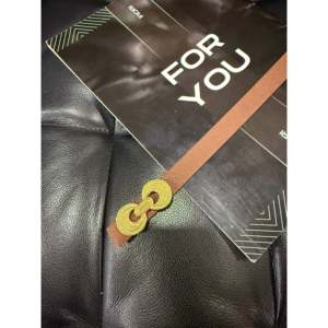 Cinturón de Mujer Fiori con Hebilla de Doble Punta, Estilo Casual, de Aleación y Cuero PU - Product Image 1