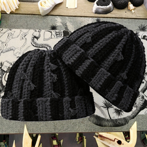 Gorro de Invierno Tejido a Mano con Diseño Jacquard, Borlas y Cintas, para Estilo Urbano y Uso en Exteriores - Product Image 3