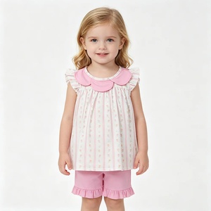 Ensemble décontracté d'été pour petites filles : Haut à manches volantées à rayures florales roses et short rose uni à volants, vente en gros - Product Image 1