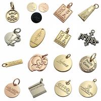 Petits charms ronds gravés avec des lettres, étiquettes personnalisées avec logo, pendentif pour sacs