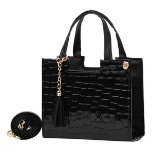 Bolso Bandolera de Cuero Negro para Mujer Edna, Diseño de Cocodrilo, Cierre de Cremallera y Cadena Vintage, para Uso Diario - Product Image 1