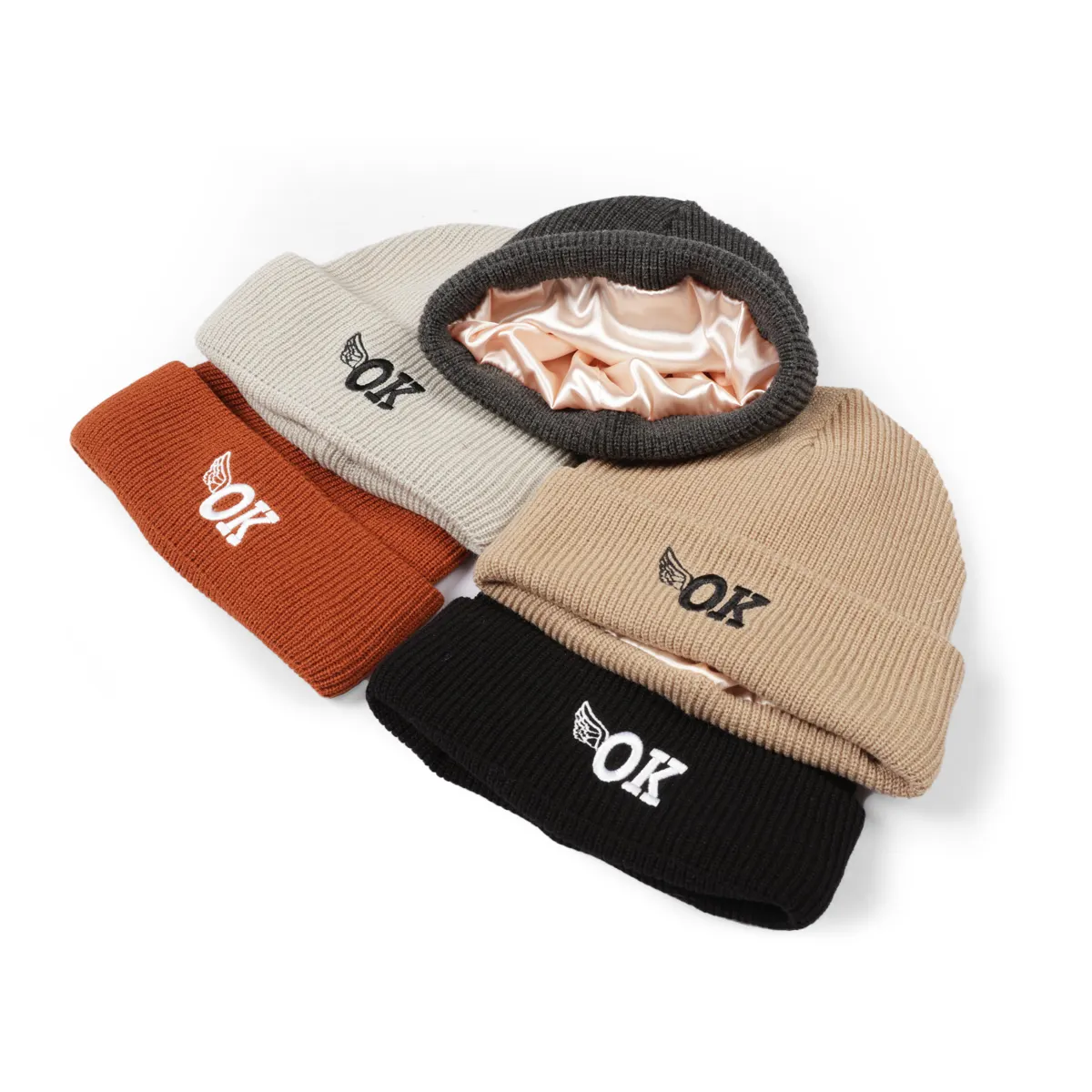 Yeni tasarım kış moda örgü şapkalar özel Logo Unisex saten kaplı örgü bere şapka toptan