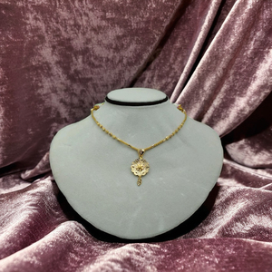 Collier en or jaune avec pendentif fleur texturé et détails en filigrane complexe, bijoux raffinés pour femmes - Product Image 3