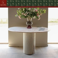 Table à manger ronde de luxe moderne GOLDKING avec plateau en marbre rose tabac et base à piétement unique cannelé, personnalisable OEM/ODM pour appartement
