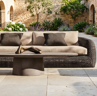 Conjunto de Sofá de Ratán Curvo Ancho Tejido a Mano para Patio, con Cojines Decorativos en Tonos Neutros, Muebles de Jardín