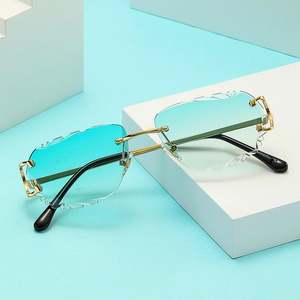 Lunettes de soleil rétro 2025 pour femme avec logo personnalisé, sans monture, dégradées, protection UV400, branches métalliques, verres à découpe irrégulière - Product Image 1