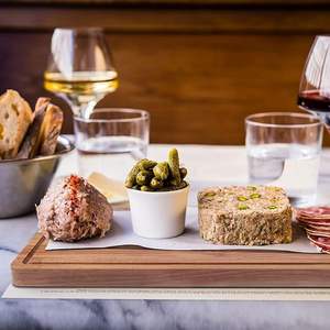 Tabla de cortar de madera Extra grande de acacia, tabla de cortar sobre estufa con asas laterales y ranuras para jugo de 24x18 pulgadas - Product Image 3