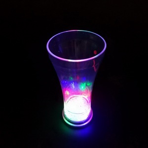 Gran oferta de fábrica, taza Pilsen clásica ecológica, taza de jugo de plástico intermitente LED, tazas de té y platillos - Product Image 3