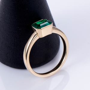 Anillo de Compromiso Estilo Halo con Esmeralda Cultivada en Laboratorio de 1 Quilate y Corte Esmeralda de 18k de Messi Jewelry - Product Image 5