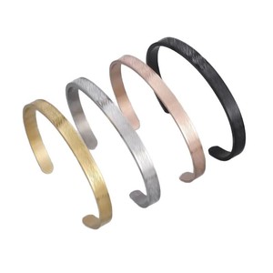 Bracelet en acier inoxydable minimaliste et tendance, ouvert, réglable, anti-allergique, personnalisable avec logo, noms et dates - Product Image 2