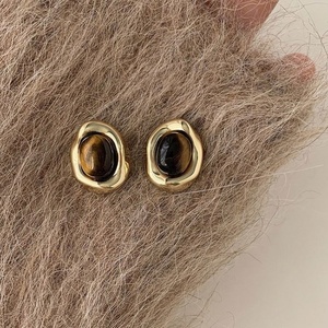 Boucles d'oreilles clous tendance haut de gamme en pierre marron Maillard avec alliage plaqué or, forme irrégulière, bijoux uniques pour femme, idéales pour les soirées - Product Image 3