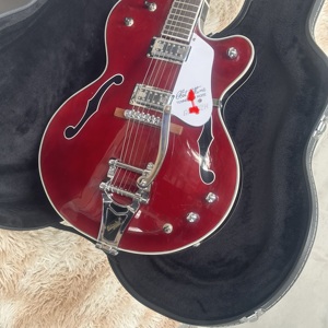 Guitarra Roja Marca GRTCH 2026, Cuerpo de Caoba, Semi-Hollow con Orificios en Forma de F, Estuche, Pastillas HH, Herrajes Cromados, Diapasón de 22 Trastes - Product Image 3