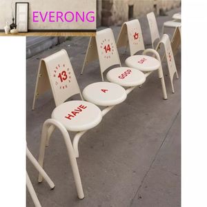 Ensemble de table et de chaises rondes en fer durable personnalisable avec un banc long à visage souriant pour terrasse, salon de thé à bulles, café - Product Image 1