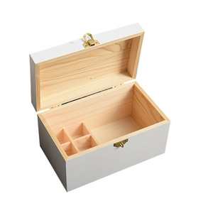 Caja de Almacenamiento Navideña Rectangular de Madera Blanca con Diseño Rojo para Empaque de Regalos Navideños - Product Image 5