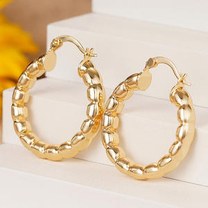 Krea X Glmud X Paqe Orecchini a cerchio dorati in lega di zinco Gioielli classici unisex alla moda E4432 - Product Image 4