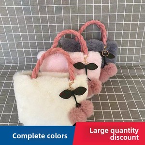 Nuova <span class=keywords><strong>Borsa</strong></span> a Tracolla Stile Ciliegia in Finta Pelliccia di Coniglio <span class=keywords><strong>con</strong></span> Catena alla Moda, Design in Peluche, Grande Capacità, Fodera in Poliestere <span class=keywords><strong>con</strong></span> Cartone Animato Carino - Product Image 4