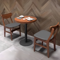 Ensemble de table et chaises de restaurant moderne en bois massif avec plateau carré, structure métallique et sièges en cuir