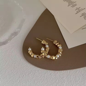 Pendientes de Aro en Forma de C con Perlas de Imitación, Chapados en Oro de 18K, Estilo Vintage Europeo - Product Image 5