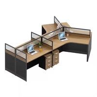 Bureau de travail d'angle simple pour quatre personnes avec écran de séparation et chaises intégrées – Mobilier de bureau 4 places