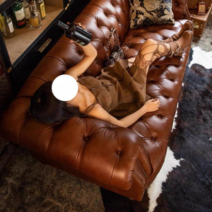 أريكة تشيسترفيلد أمريكية من الجلد الفرنسي العتيق المشمع، أريكة بأزرار للصالون، أريكة مجمعة للفنادق والنوادي - Product Image 5