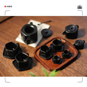 Miglior prezzo 1:6 1:12 casa delle bambole piccola Mini teiera in miniatura 1 pentola + 2 tazze + 2 piatti in metallo Mini bollitore Set da tè giocattolo - Product Image 4