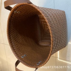 ตะกร้าเก็บของทรงกระบอกแบบถักมือพร้อมหูจับ PU ตกแต่งหมุด สำหรับใส่ของเล่น ซักผ้า ใช้ในครัวสไตล์เรโทร - Product Image 1