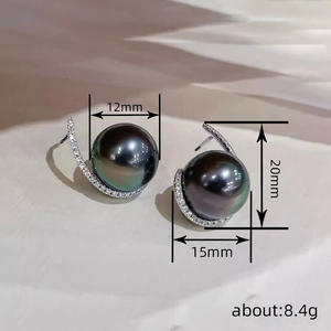 E3653 Orecchini Geometrici Moderni Neri e Oro con Perle Imitate, Gioielli da Festa per Donne - Product Image 6