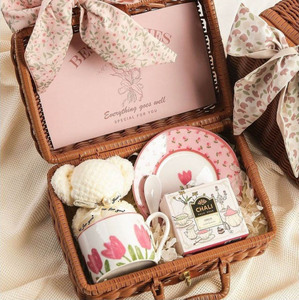 Coffret Cadeau de Demande en Mariage LANJO Thème Rose Luxe pour Demoiselle d'Honneur – Mug Floral, Serviette Spa, Papier Recyclé Fait Main, Logo Personnalisé Sérigraphié - Product Image 1
